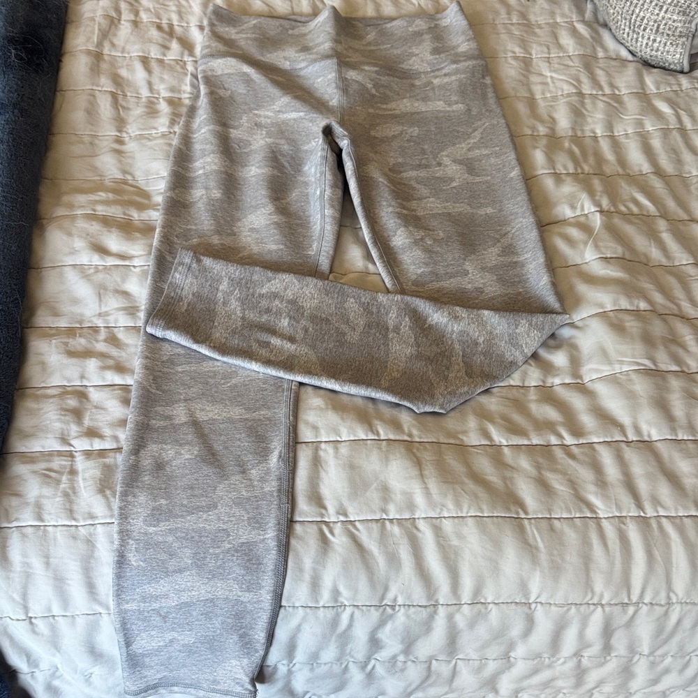 Vuori Heather Gray camo Leggings nwt